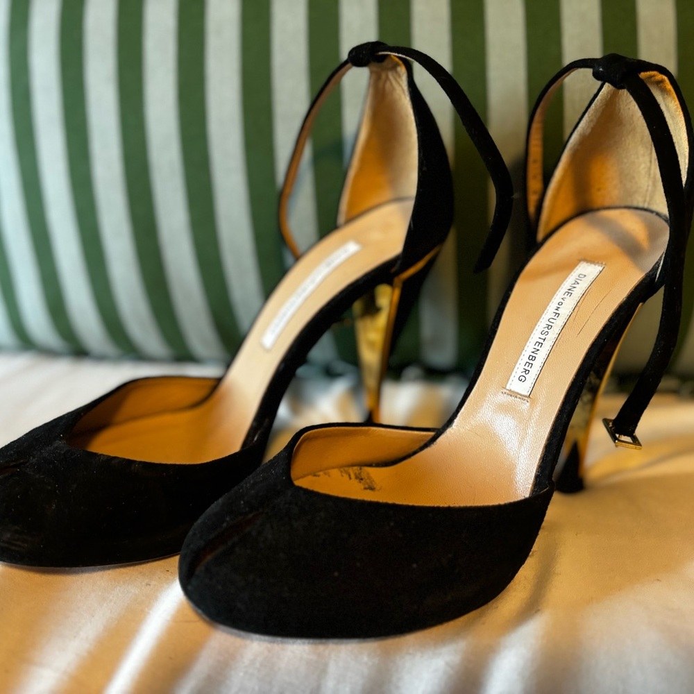 NWT Diane Von Furstenberg Lucette Black Suede Peep Toe